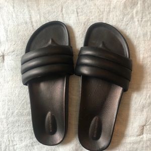 Beatrice Valenzuela Classic black slides